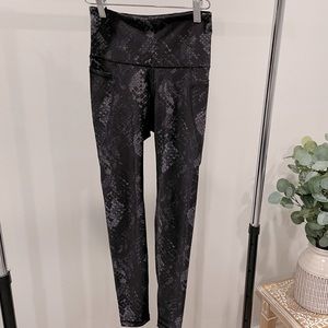 Old Navy Active Elevate Legging Go-Dry Color: Black/grey print Size:Small